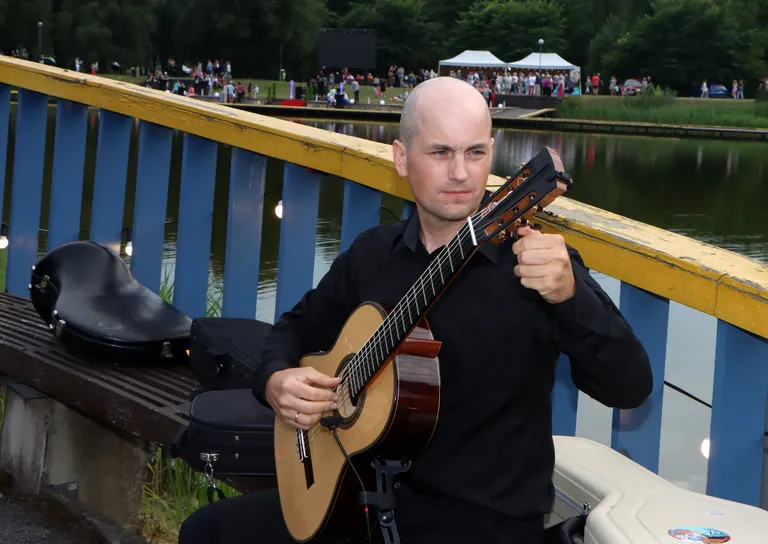 Kirill Ogorodnikov rõõmustas kuulajaid kitarrimuusikaga.