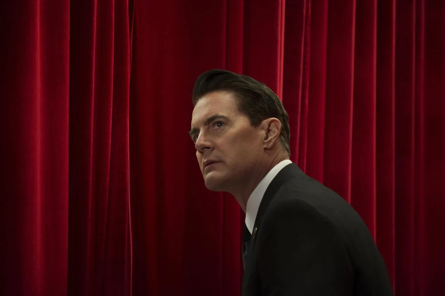 Agent Dale Cooper (Kyle MacLachlan) on oma mustas FBI standardülikonnas kurikuulsas Punases toas nagu herilane õllepudelis: peksab peaga vastu seina, kuid reaalsusesse välja murda ei suuda.