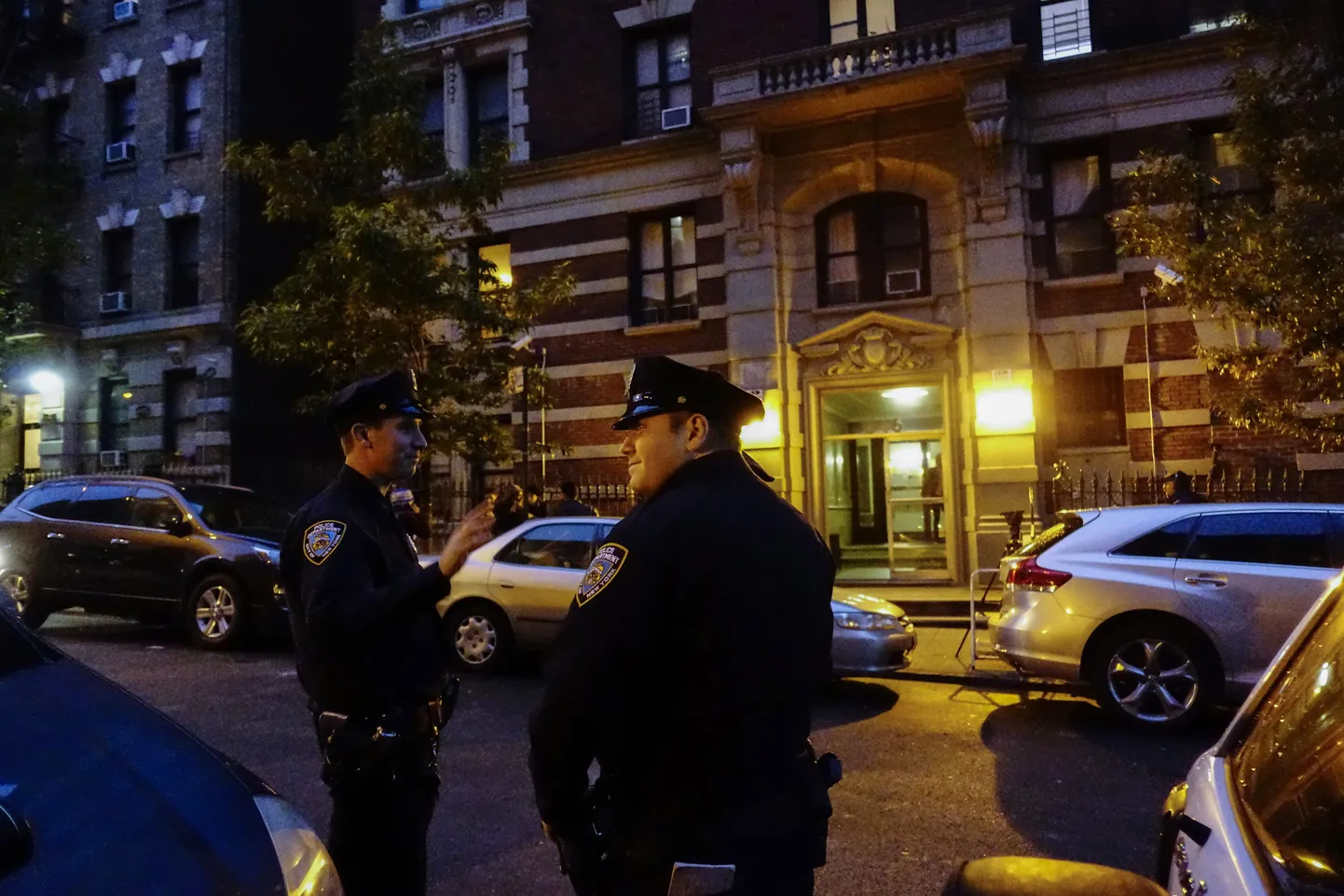 Politseinikud patrullivad New Yorgis maja juures, kus elab Ebolasse haigestunud doktor Craig Spencer.