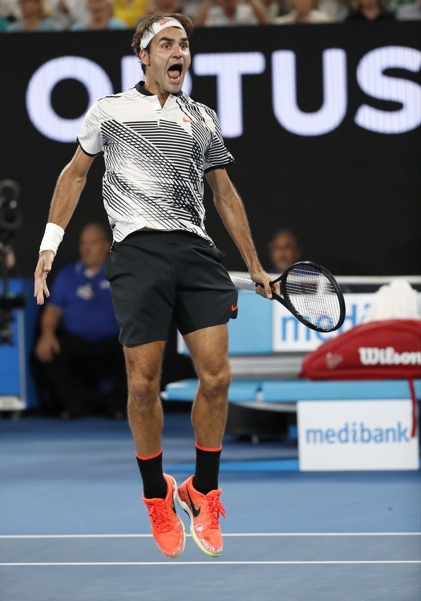 Roger Federeri rõõmuhüpped pärast Austraalia lahtiste veerandfinaali jõudmist.