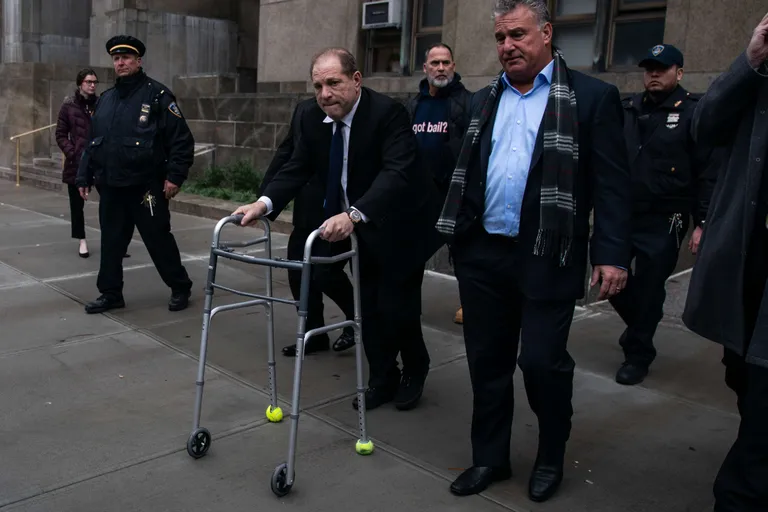 Käimisraami abil kõndiv filmiprodutsent Harvey Weinstein 11. detsembril New Yorgi kohtust lahkumas
