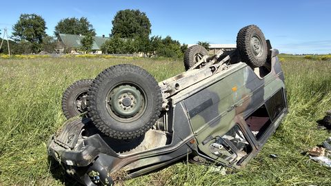 Väljaõppelt saabunud kaitseliitlane jäi roolis magama ning sõitis teelt välja