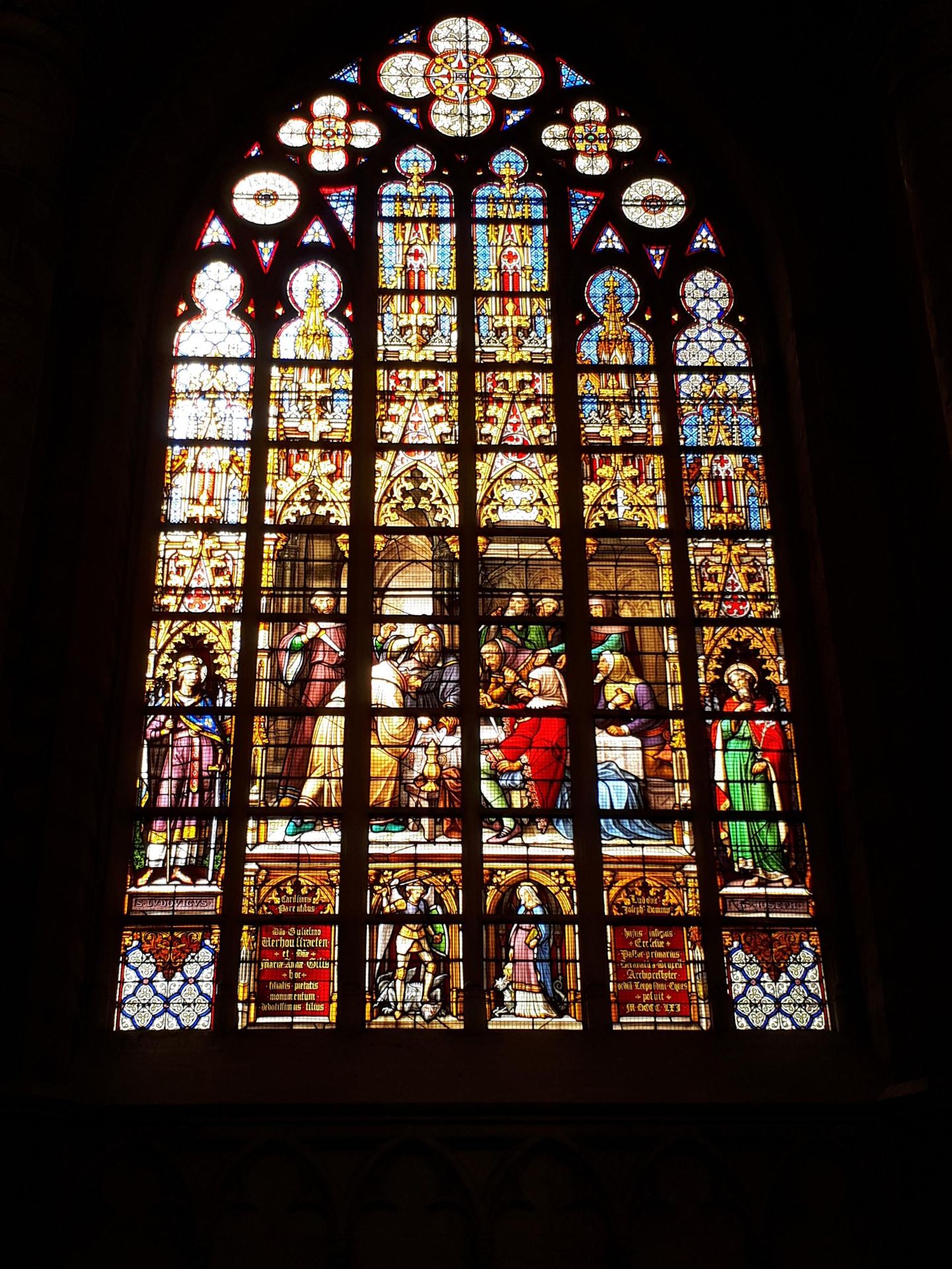 Brüsseli Toomkirik väljast ning selle värvikirev aken seestpoolt vaadatuna