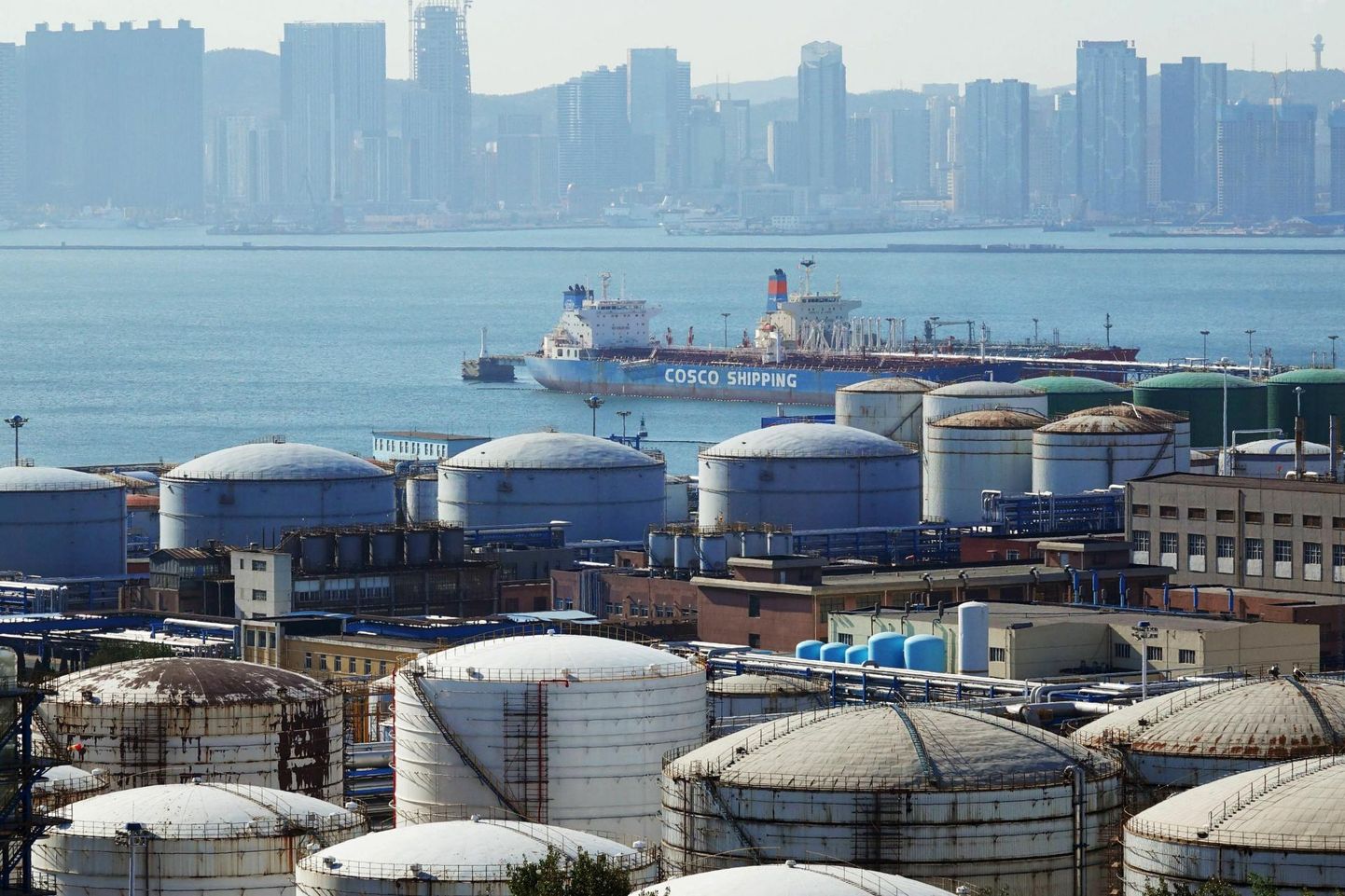 Suur osa Hiina poolt Venemaale antud laenudest kujutavad endast naftatarnete avansimakseid. Pildil riikliku China National Petroleum Corporationile kuuluva Dalian Petrochemical Corpi naftamahutid.