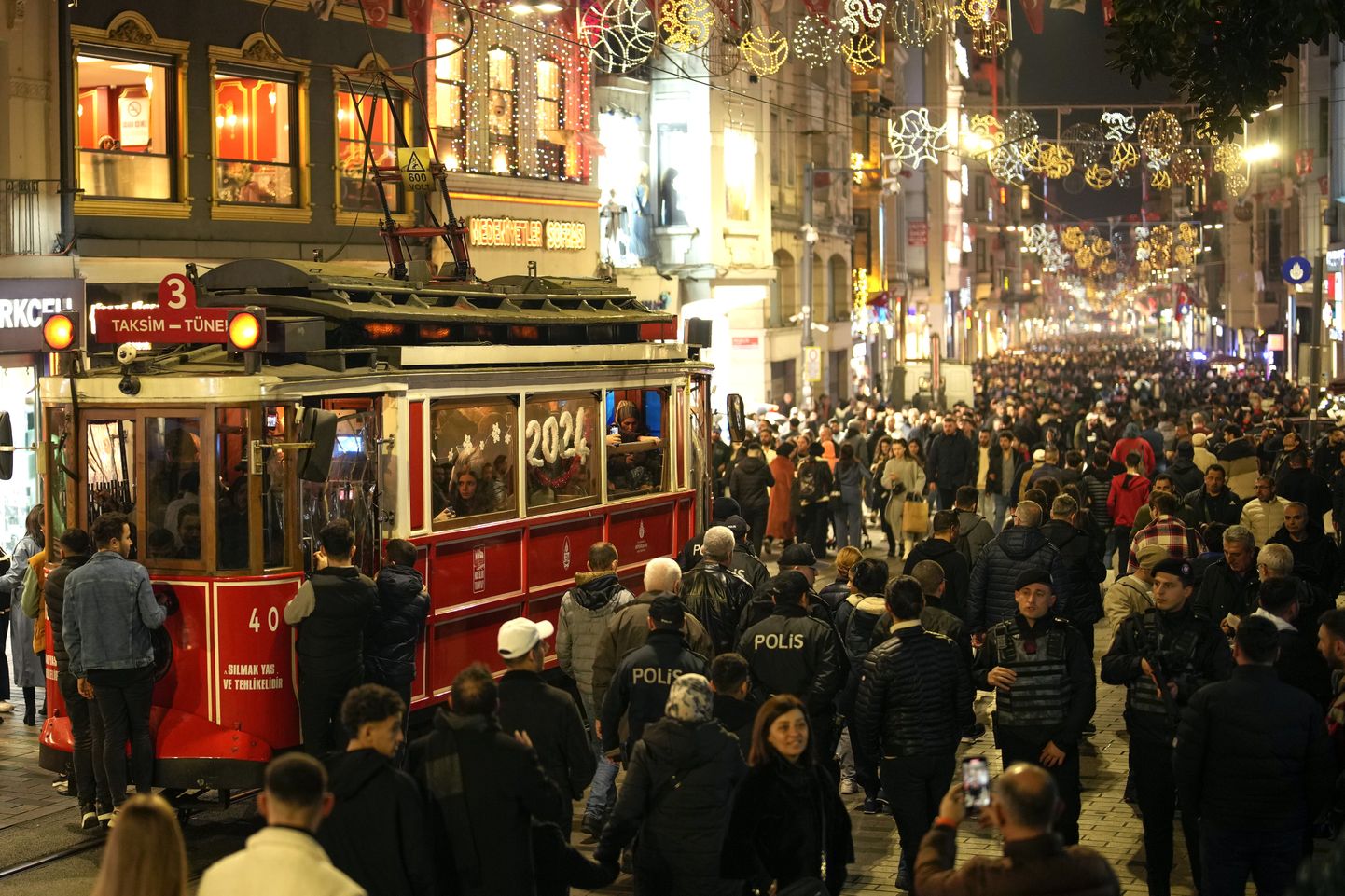 Празднования Нового года на улицах Стамбула (иллюстративное фото).