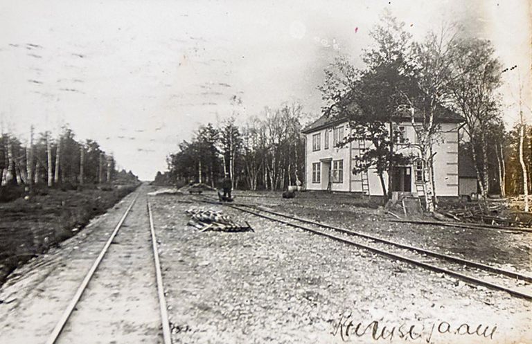 Karuse raudteejaam 1931. aastal piltpostkaardil, mis saadeti siit pöördele kirjutatud aadressi järgi Koplisse.
