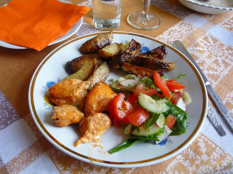 Selle päeva praad: kalkun, ahjukartul ja värske salat.
