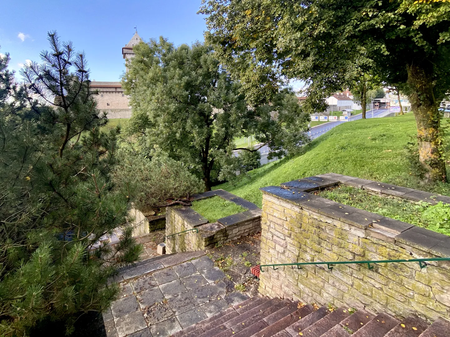 1875. aastal rajatud ning sõjajärgsetel aastatel ümber ehitatud ja ühe trepisüviku võrra lühemaks tehtud Hahni trepp Narvas.