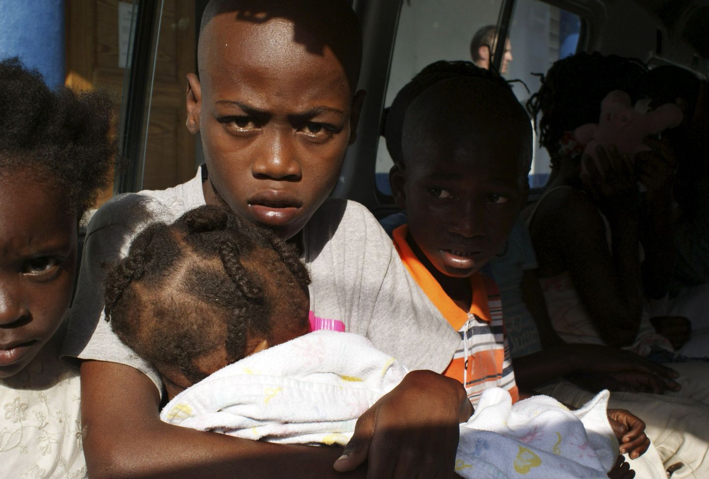 USA babtistidega üle piiri reisima pidanud lapsed istumas Haiti politsei sõidukis.