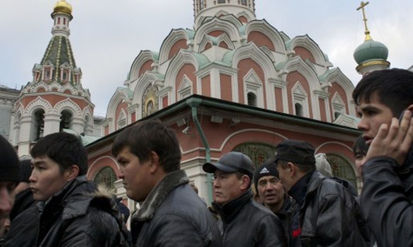 Фото Таджика Напротив Храма