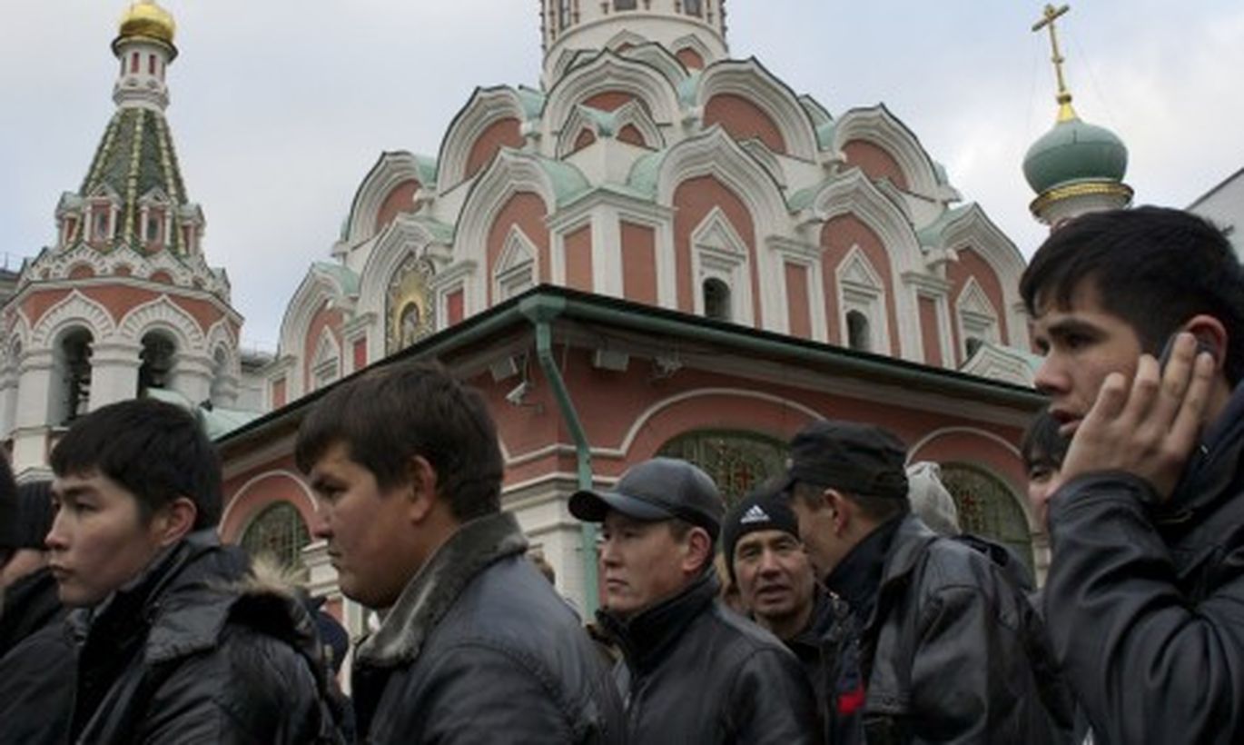 Правда ли что таджики уезжают. Таджики в РФ. Мигранты в церкви. Православные таджики. Таджик на фоне храма.