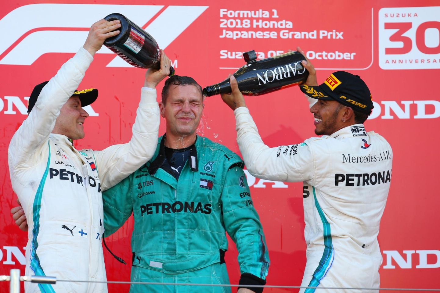 Mis Mercedese meestel viga poodiumil šampanjaga lustida, kui Ferrari neile aina kingitusi teeb... 