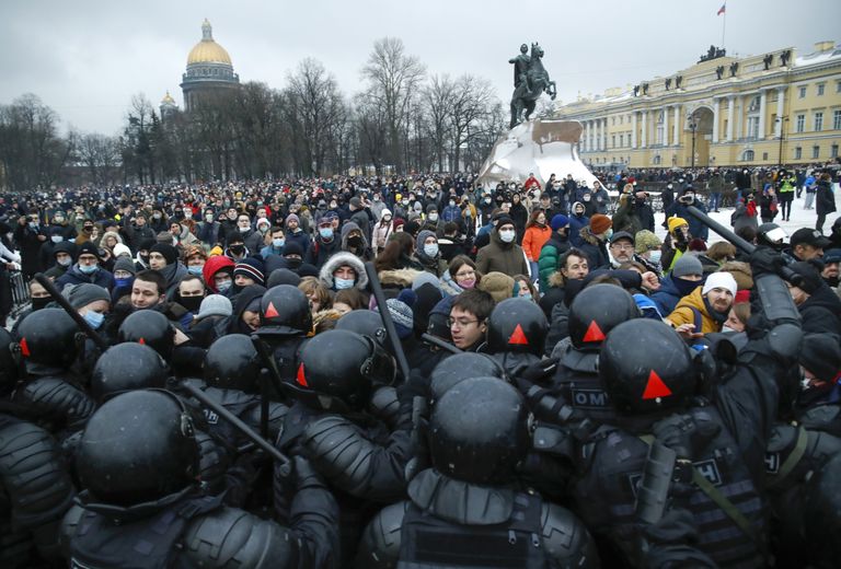 Полиция Петербурга избивает участников мирного протеста в день ареста Алексея Навального, январь 2021 года.