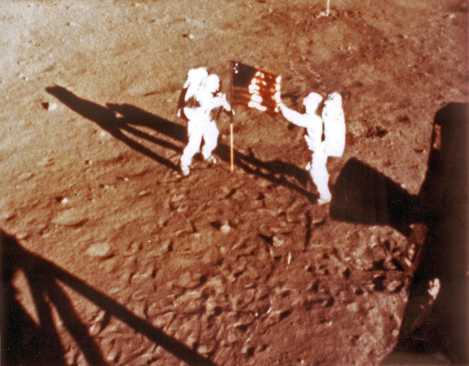 Нил Армстронг и Базз Олдрин на Луне в 1969 году