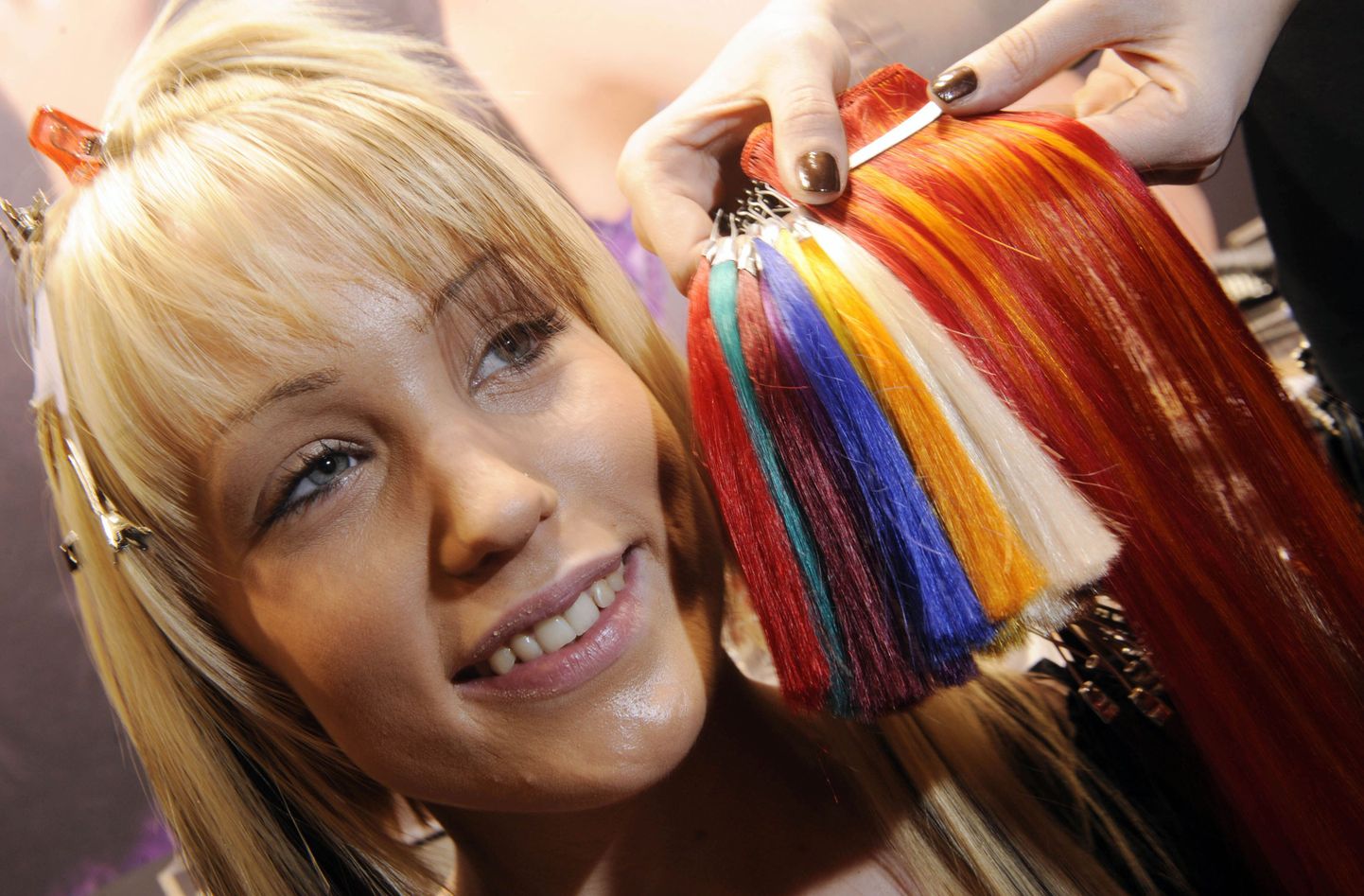 Hoolimata sellest, et juuksepikenduste kandmine kahjustab juukseid, töötavad trendiloojad välja üha uusi ja värvilisemaid kunstjuuksetrende.
