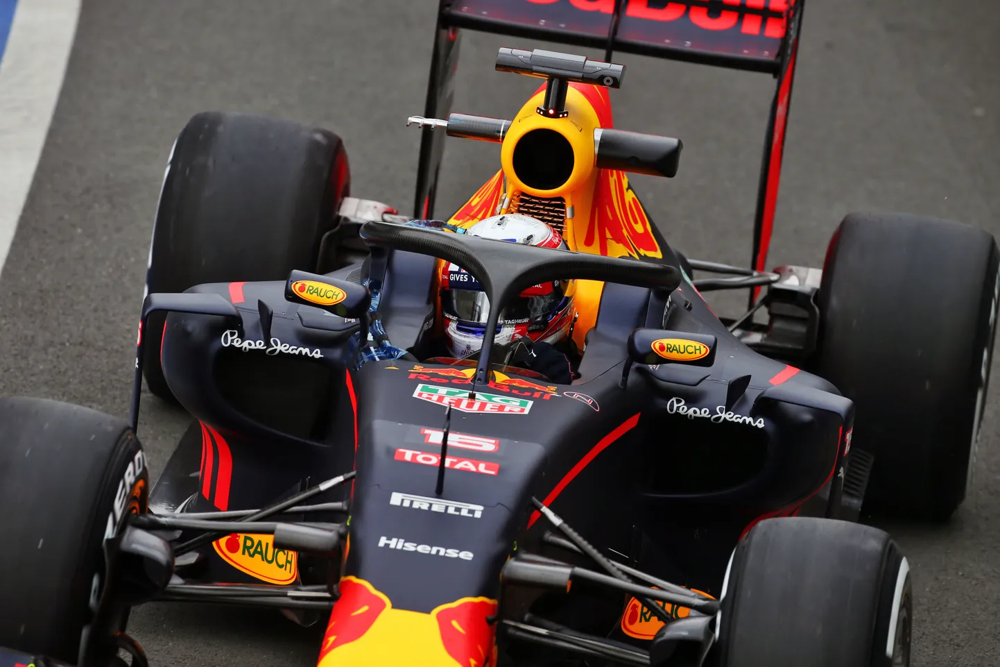 Pierre Gasly katsetas Haloga varustatud Red Bulli.