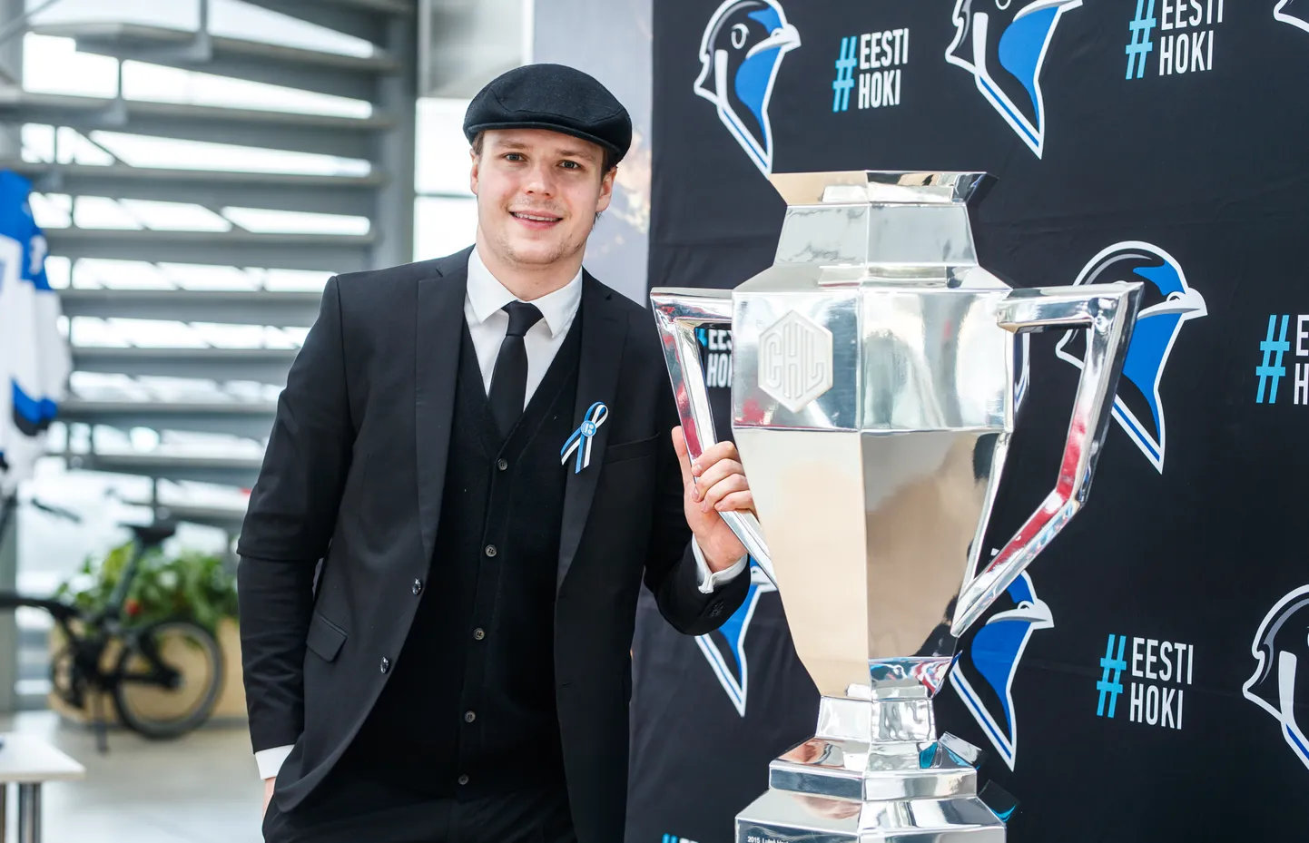 Robert Rooba Meistrite liiga karikaga, mille ta üle-eelmisel hooajal JYPi ridades võitis.