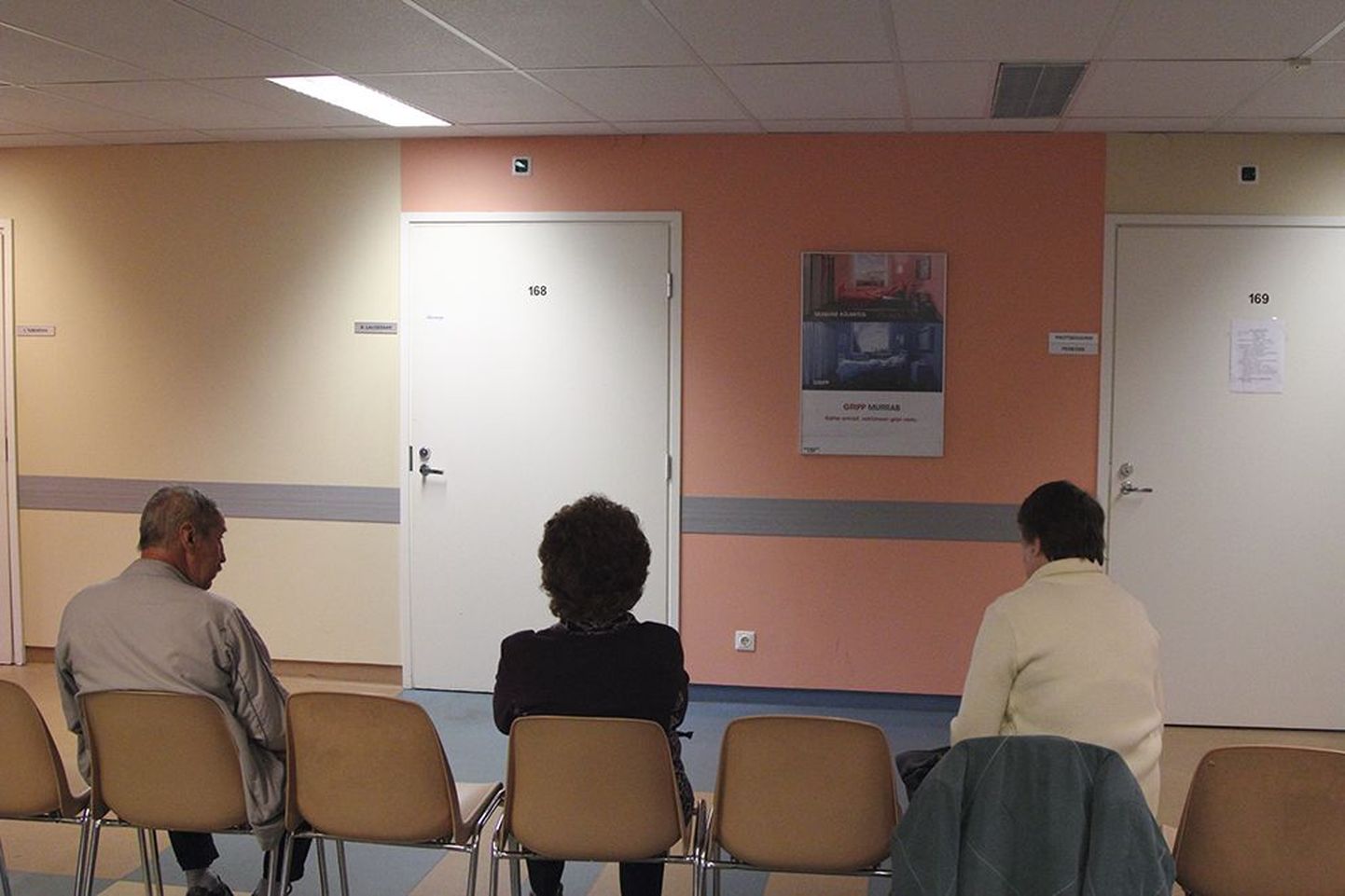Inimesed arsti vastvõttu ootamas. Foto on illustratiivne.
