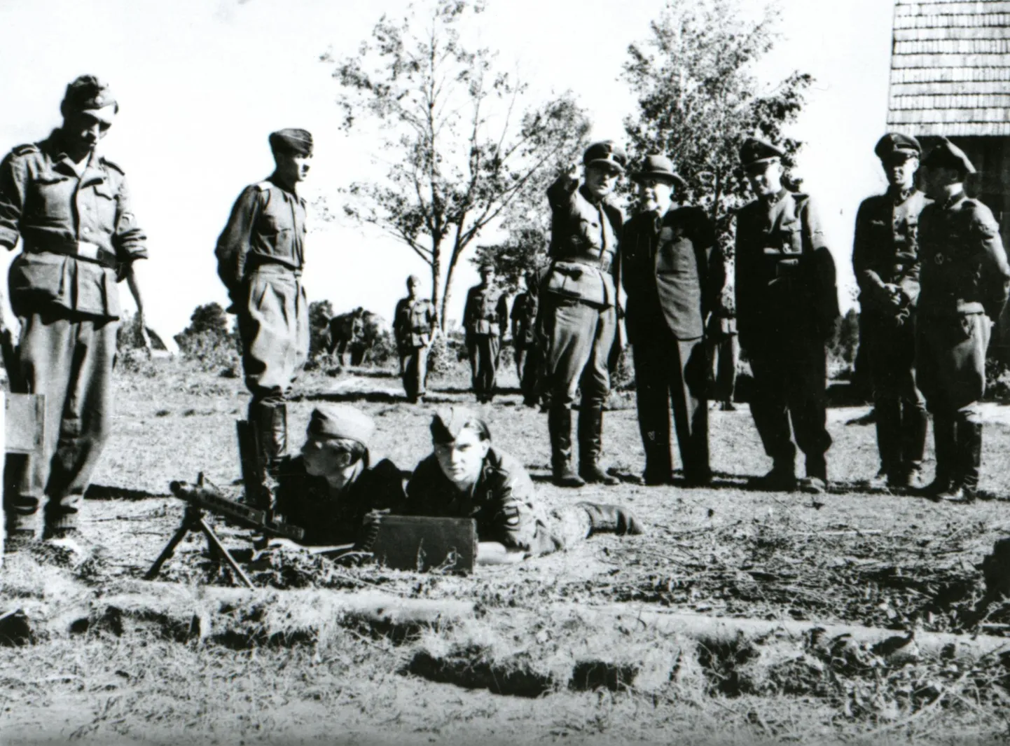 Eruadmiral J. Pitka 20. relvagrenaderide SS-diviisi tagavarapataljonis 12.08.1944. Tema kõrval vasakul diviisiülem SS-Brigadeführer Franz Augsberger.