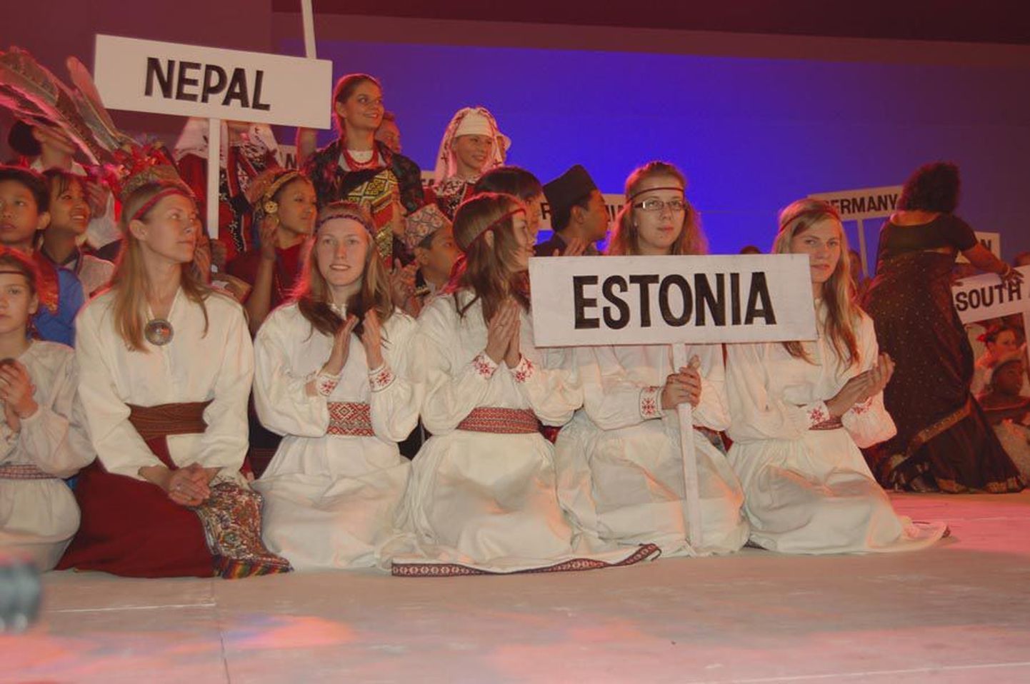 Värvikirevate esinejate hulgas äratas Eesti oma tagasihoidlike rõivaste ja vaoshoitud olekuga tähelepanu.