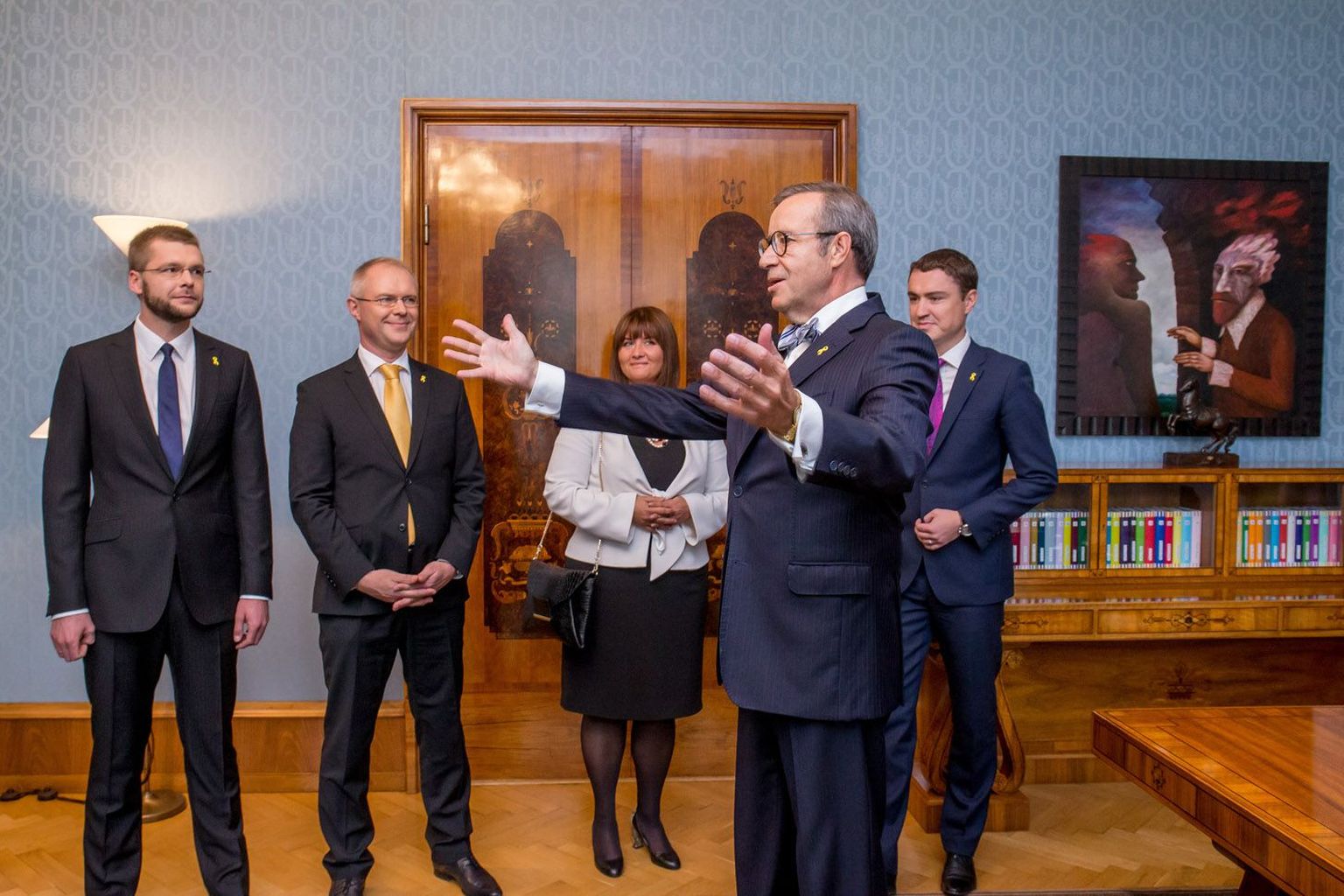 Peaminister Taavi Rõivas (paremalt esimene) viis eile Kadriorgu president Toomas Hendrik Ilvesega (esiplaanil) kohtuma oma valitsuse kolm uut ministrit: Jevgeni Ossinovski (vasakult), Hannes Hanso ja Liisa Oviiri.