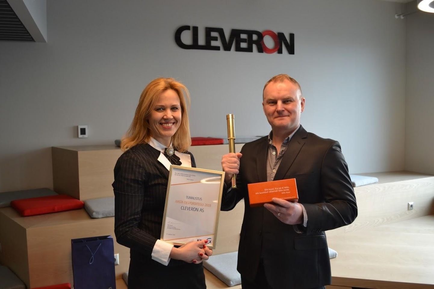 Auhinna võttis Mariko Rukholmilt vastu üks Cleveroni asutaja ja USA ärisuuna juht Indrek Oolup.