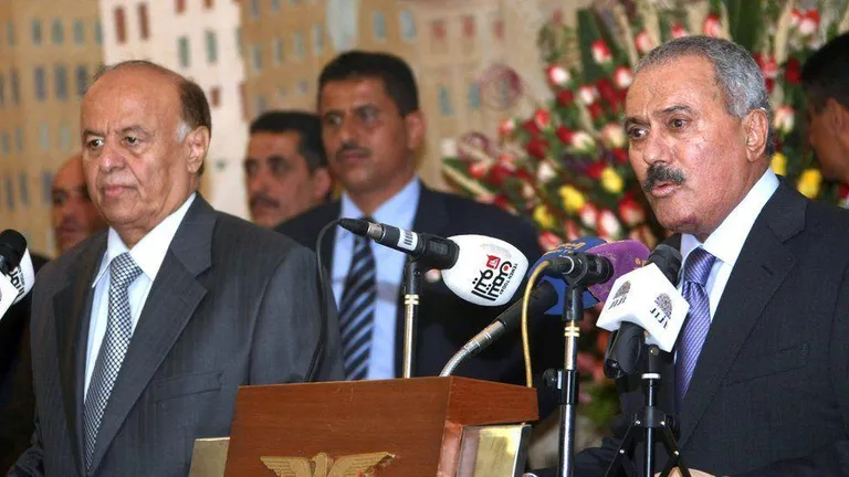 Хуситы пытались свергнуть президента Йемена Абдраббу Мансура Хади (слева) и восстановить на посту Али Абдаллу Салеха (справа)
