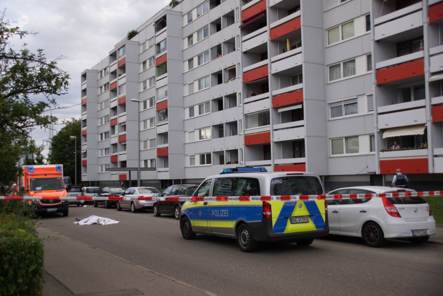 Eile õhtul tappis 28-aastane mees Saksamaal Stuttgartis Fasanenhofstraßel mõõka meenutava esemega enda 36-aastase kasahhist tuttava. Pildil uurijad toimetamas kuriteopaigal.