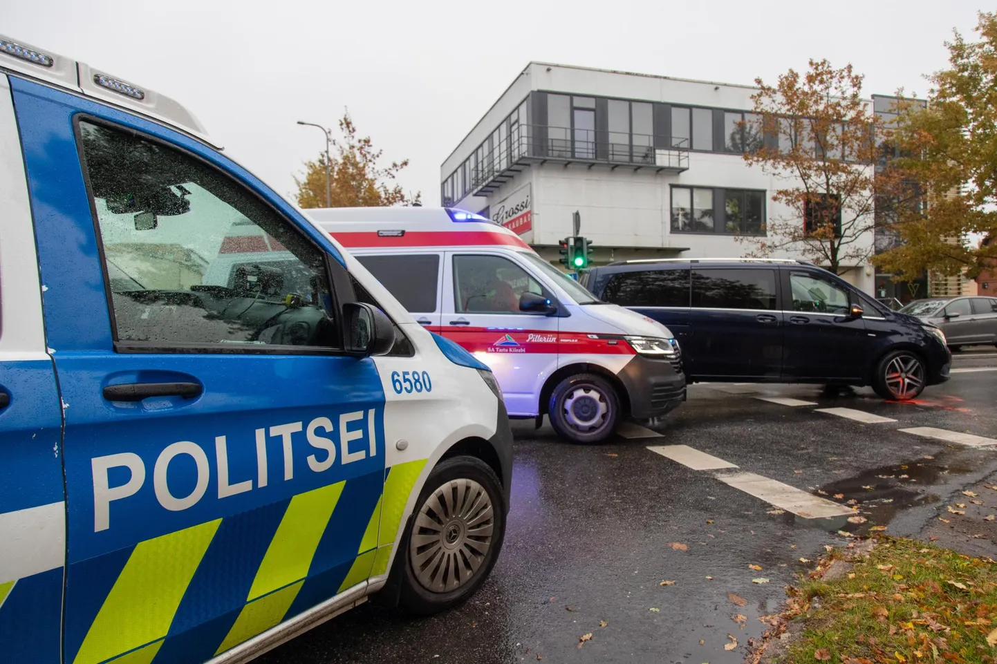 Musta Mercedes-Benzi juht sõitis otsa teed ületavale jalakäijale. Mõlemale põles fooris roheline tuli.