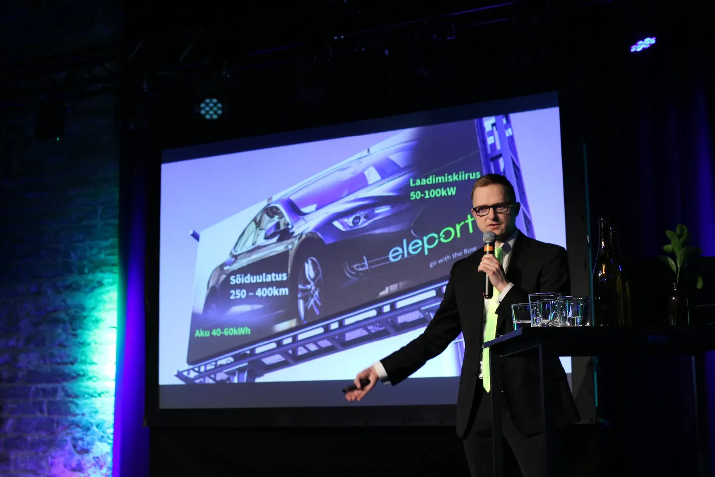 Eleporti tegevjuht Raul Potisepp ülikiire elektriautode laadija esitlusel.