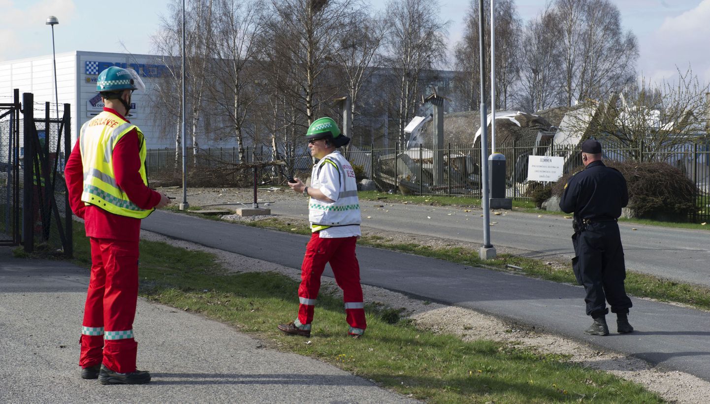 Norra politseinik ja kaks päästetöötajat Fredrikstadis asuva Millsi tehase juures.