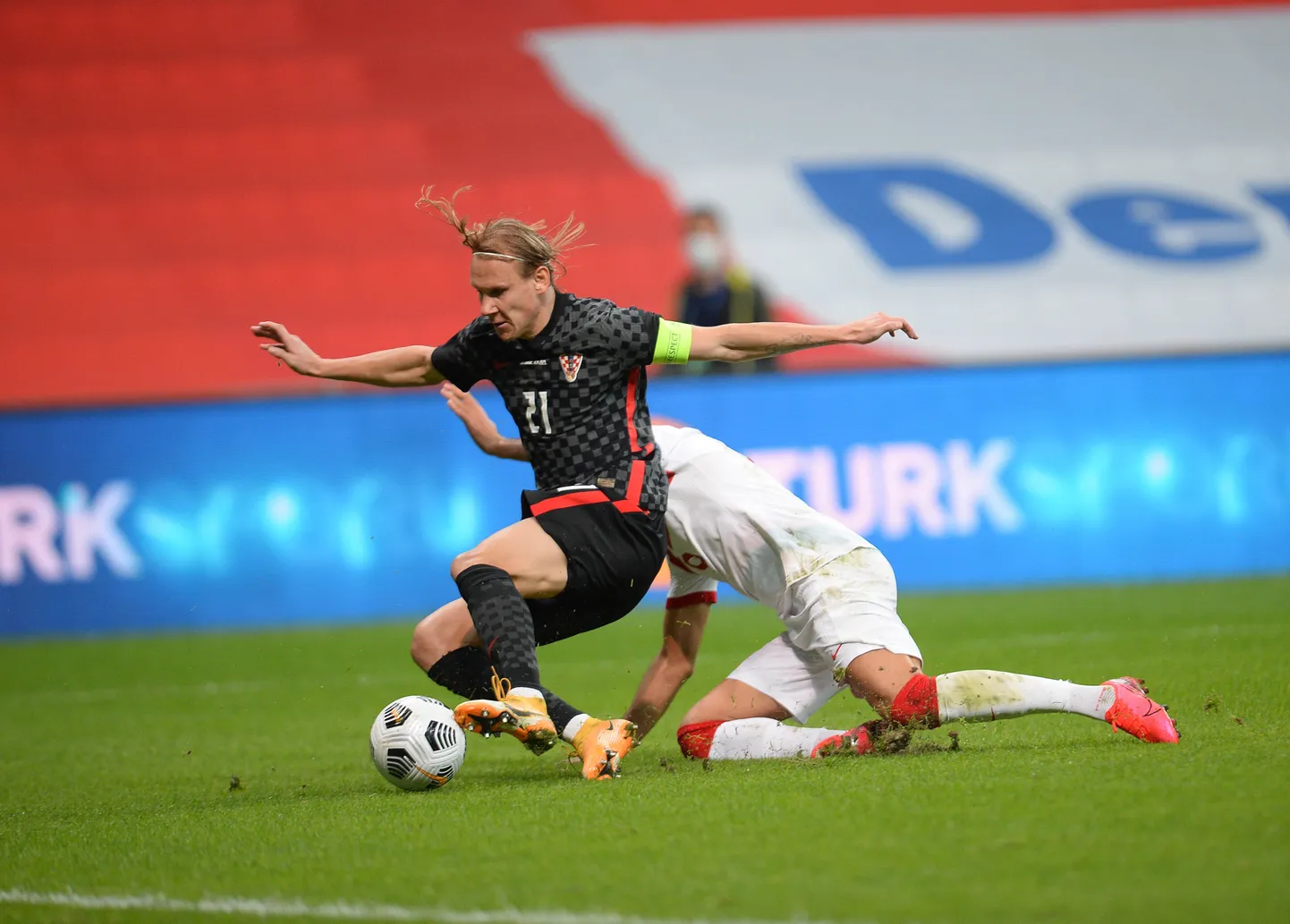 Domagoj Vida võitlemas Türgi koondislasega.