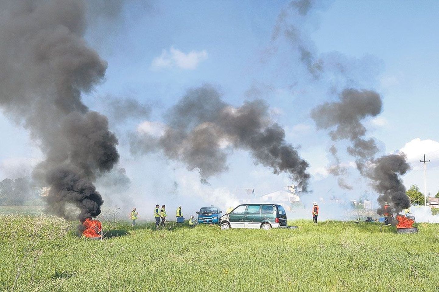 Lennuõnnetuse paigas tõusid taevasse suitsusambad, nende vahelt paistavad purunenud lennukit kehastanud autod.