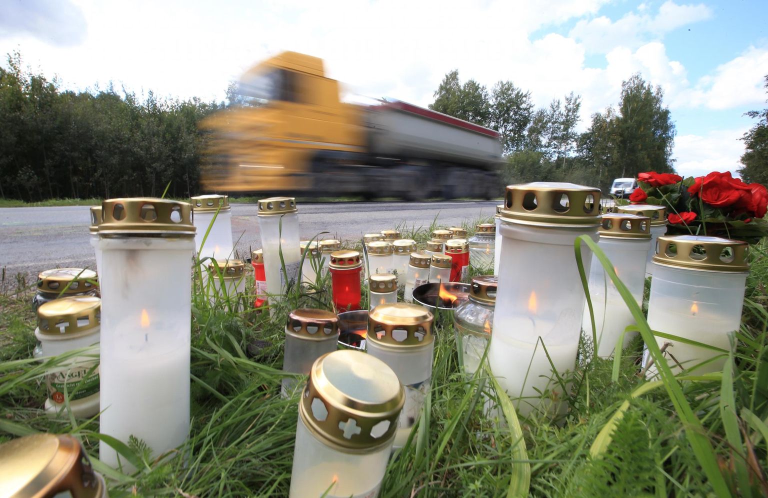 На следующий день после аварии погибших 15-летнюю девушку и 17-летнего юношу почтили памятью со свечами и цветами на месте происшествия.