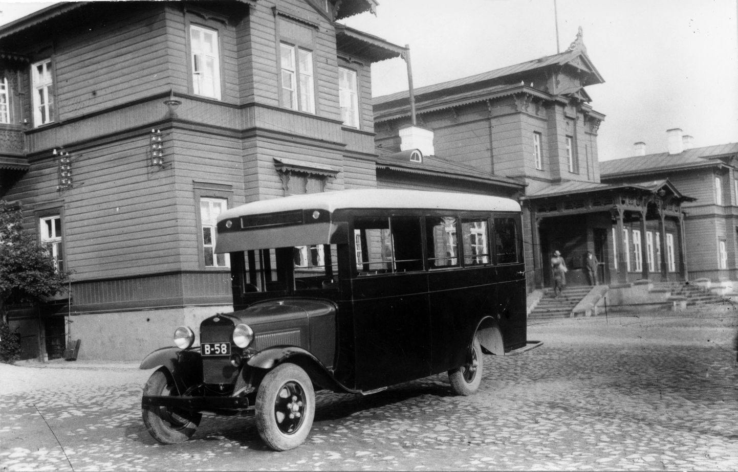 Autobuss Tartu raudteejaama ees. Tartu esimesed bussid hakkasid sõitma raudteejaama ja Peetri kiriku vahet 1922. aastal. Rahvas kutsus neid esimesi, veoautodest ümberehitatud ja puldaniga kaetud sõidukeid Kaltsu-Marideks (tuule ja vihma käes kippus kate lotendama). 1923. aastal sõitsid Tartu tänavatel juba ehtsad autobussid.