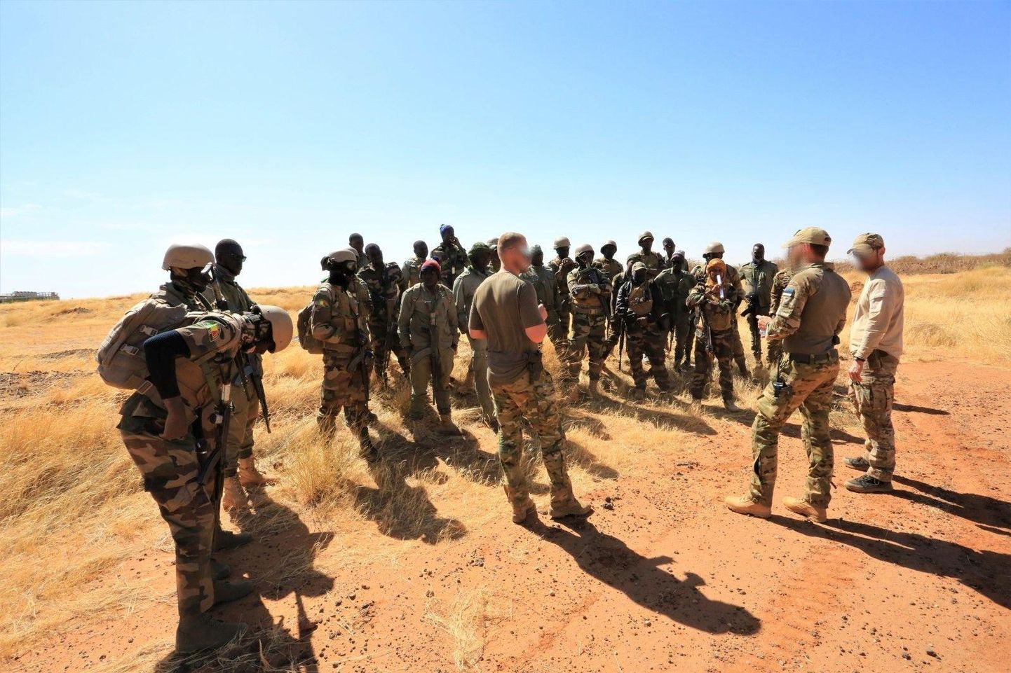 Eesti instruktorid Mali sõdureid õpetamas. 