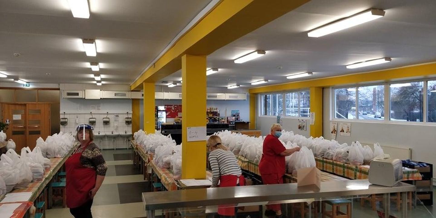 Maakonna suurimas koolis Rakvere reaalgümnaasiumis ootasid distantsõppel olevaid koolilapsi kilekotid, mis täis toidukraami. 