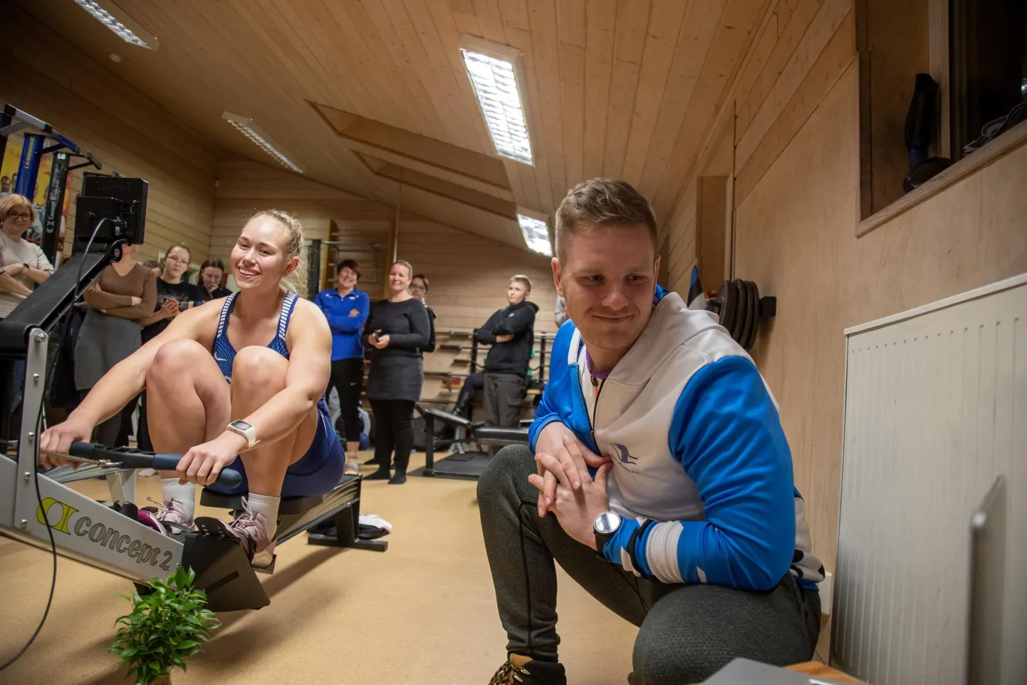 Viljandi spordikooli õpilane Doris Meinbek tuli nädalavahetusel 18-19-aastaste naiste vanuseklassis kahekordseks maailmameistriks, laupäeval 500 meetri ja pühapäeval 2000 meetri sõidus. Nagu ütles treener Robert Jürimaa (paremal), siis tegi sportlane ideaalse tulemuse.