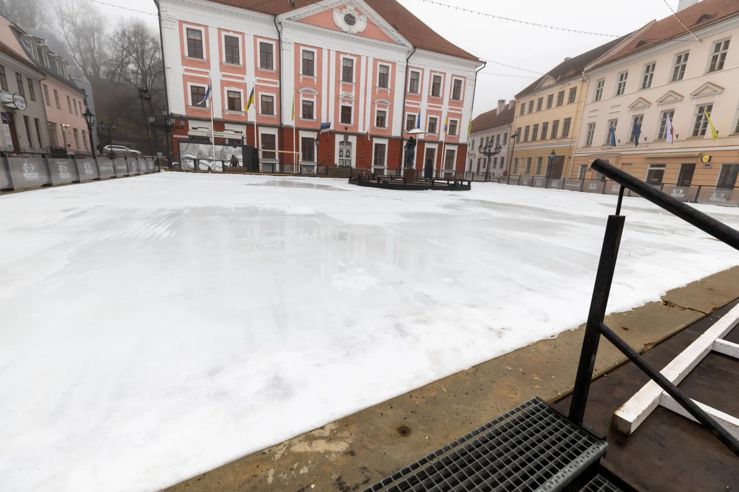 Veel reedel käis töö selle nimel, et Raekoja platsi uisuväljaku saaks avada laupäeva hommikul. Ent nagu päev varem, sillerdas ka avamishommikul uisuplatsil jäätumata vesi, mistap sinna veel uisutama ei pääse.