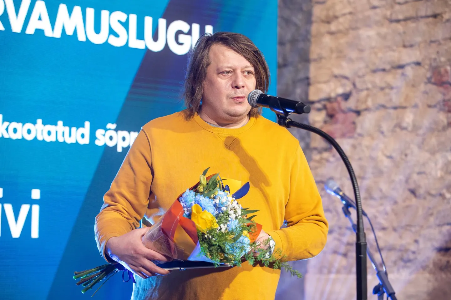 Ajakirjanik Krister Kivi auhinda vastu võtmas.
