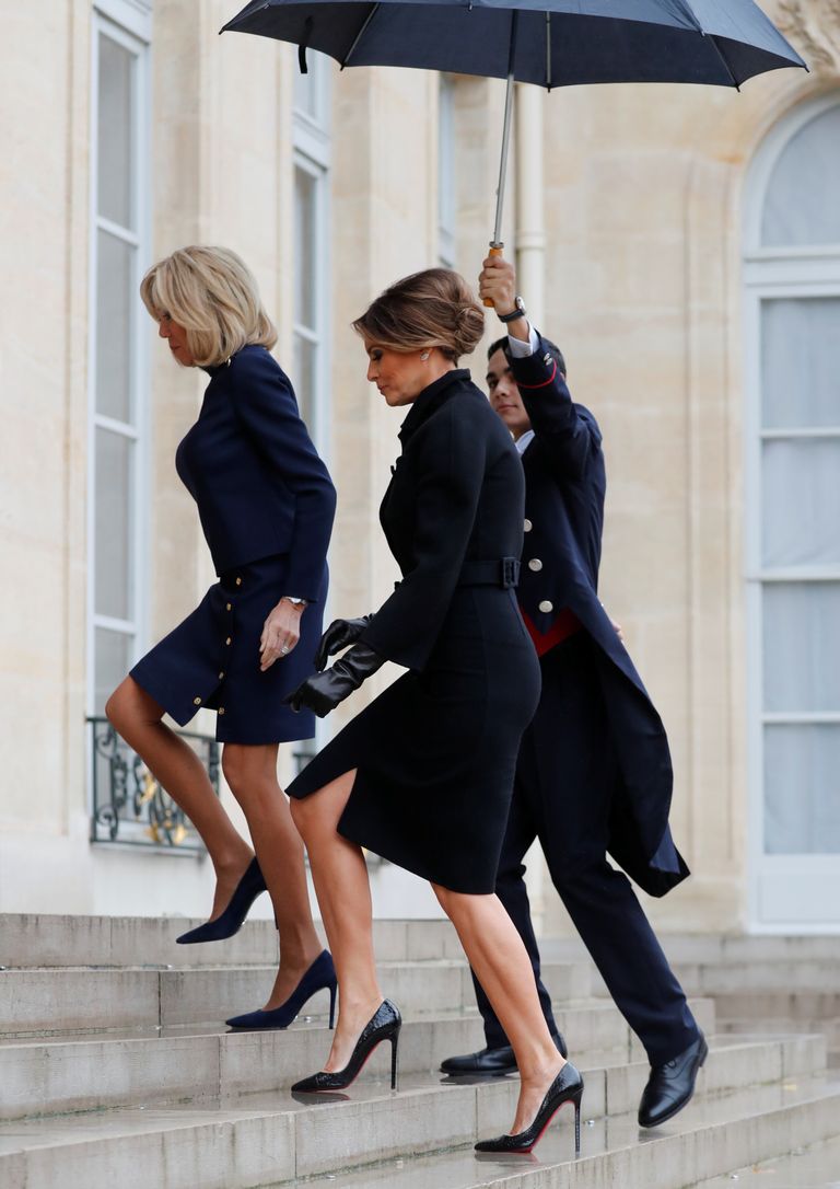Brigitte Macron (paremal) kandis Louis Vuittoni komplekti (hind: 1590 naela) ning Melania Trump kandis Bottega Venata mantelkleiti (hind: 4000 naela) ning Louboutini kingapaari (hind: 550 naela).