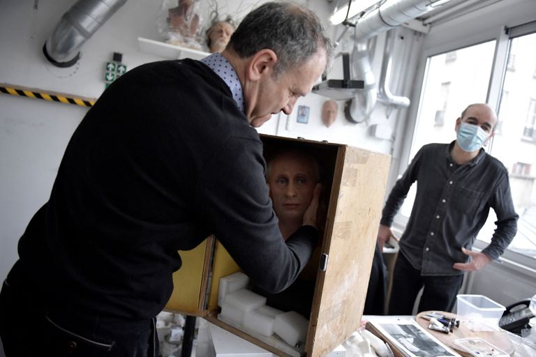 Muuseumi direktor Yves Delhommeau Putini kuju pakkimas. 