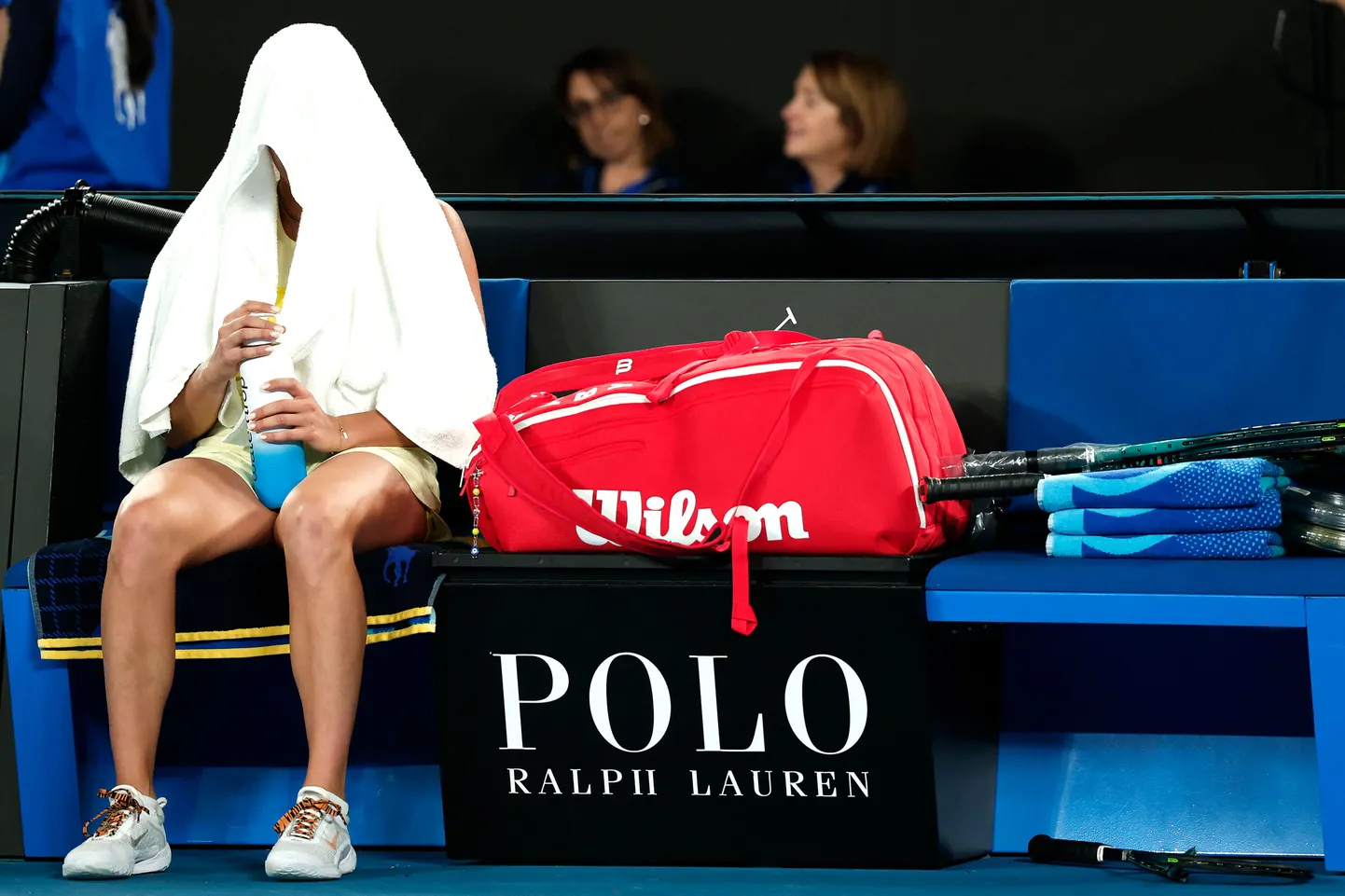 Arõna Sabalenka peitis end kaotuse järel rätikusse.