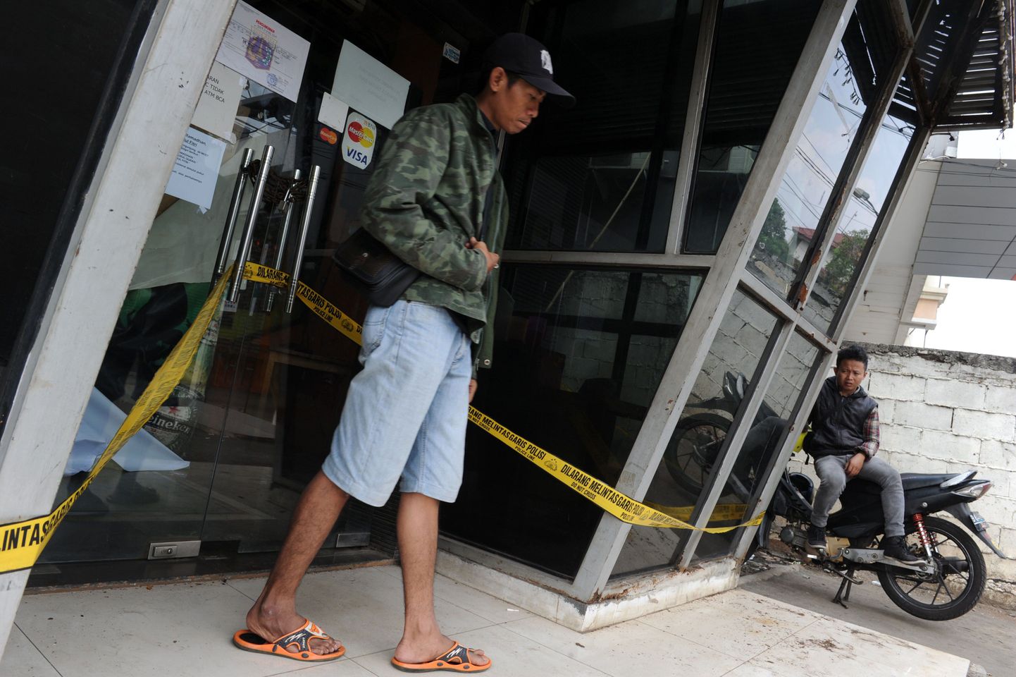 Töötajad Jakartas asuva De Mosti baari ees, mida nädalavahetusel rünnati.