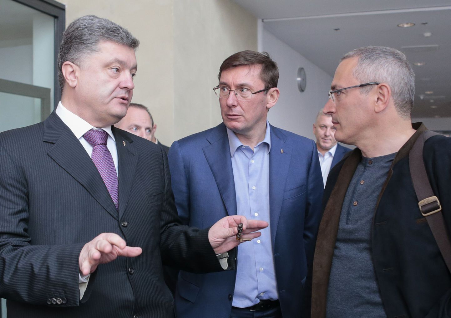 Ukrainas viibiv Mihhail Hodorkovski (paremal) vestles 25. aprillil Kiievis, kus ta osales Ukraina ja Vene suhteid puudutanud kongressil, presidendiks pürgiva Petro Porošenko (vasakul) ja endise siseministri Juri Lutsenkoga.