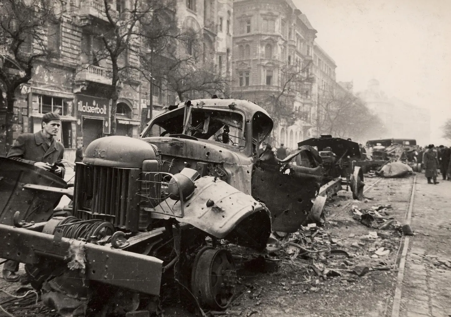 Ungari ülestõusu käigus hävitatud nõukogude sõjatehnika Budapestis 1956. aasta oktoobri lõpus.