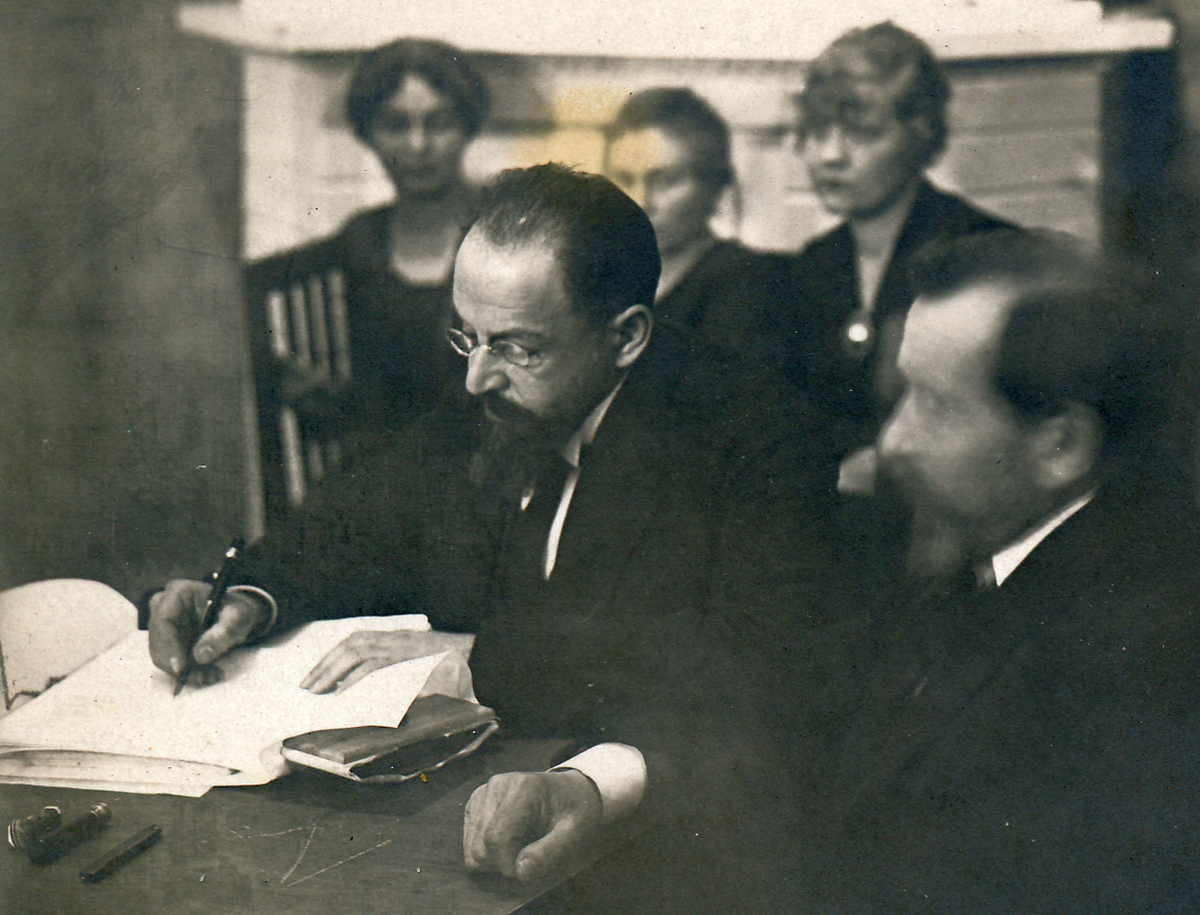 Vene delegatsiooni juht Adolf Joffe andmas ajaloolist allkirja, millega Nõukogude Venemaa tunnustas Eesti Vabariiki.