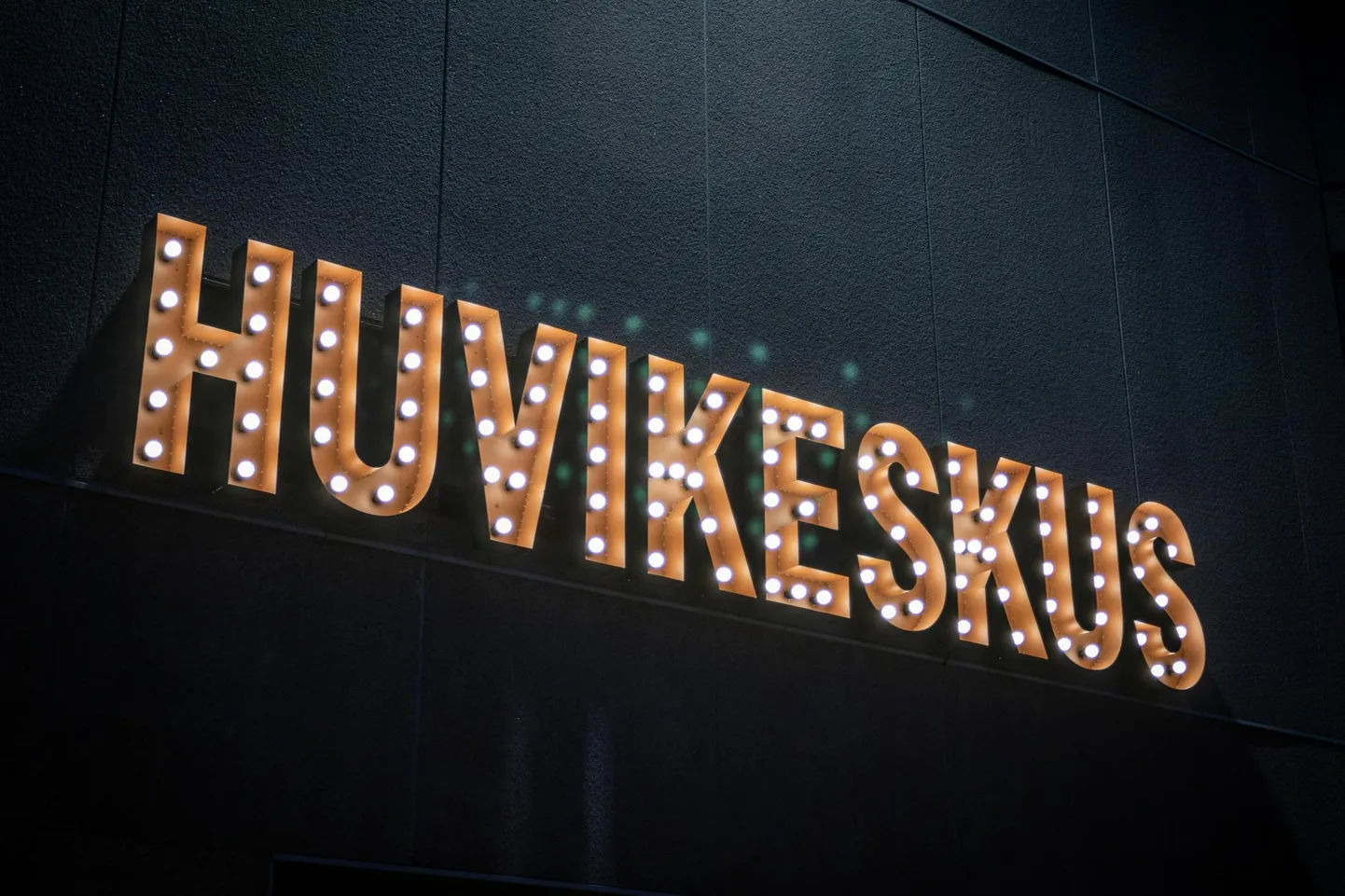 Kadrina kooli huvikeskuse saalis algavat kahe koolitunni pikkust debatti on jälgima oodatud kõik Kadrina keskkooli gümnaasiumiosa õppurid.