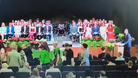 VIDEO ⟩ Elva kooli aktusel lahkusid õpetajad saalist, kui kõnepulti asus vallavolikogu esimees