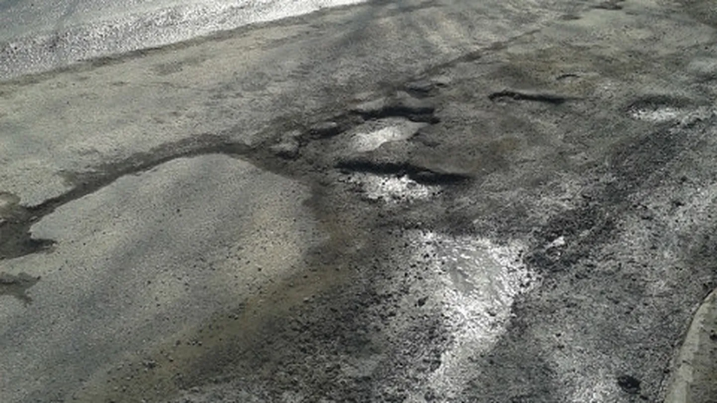 Aukude vahel laveerimiseks Ehitajate tänaval enam vaba ruumi ei olegi.